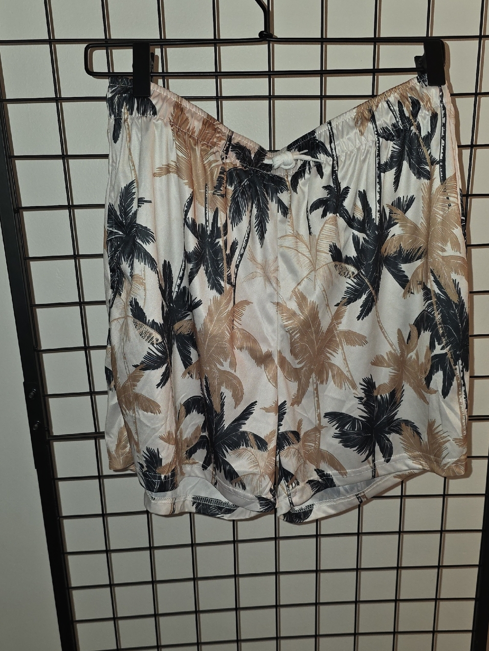 Women's Palm-Print Pull-On Shorts - Beige & Black